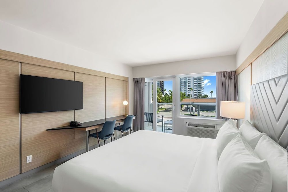 غرفة سوبيريور بسرير كينج بشرفة، The Garden Hotel and Resort 5/10