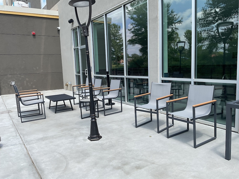 La Quinta Inn & Suites by Wyndham Manchester / Arnold AFB 26/42