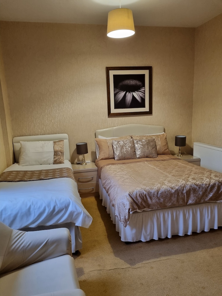 Family, 1 Double and 1 Single Bed, The Sands 4/10