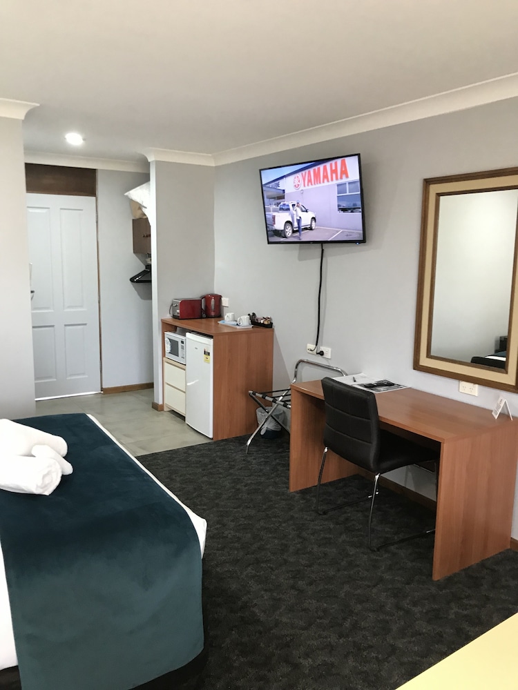 Town &amp; Country Motor Inn Forbes 12/30