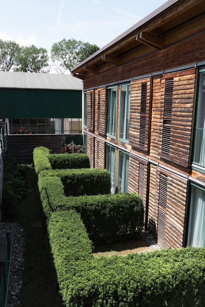 SportScheck Hotel 48/51