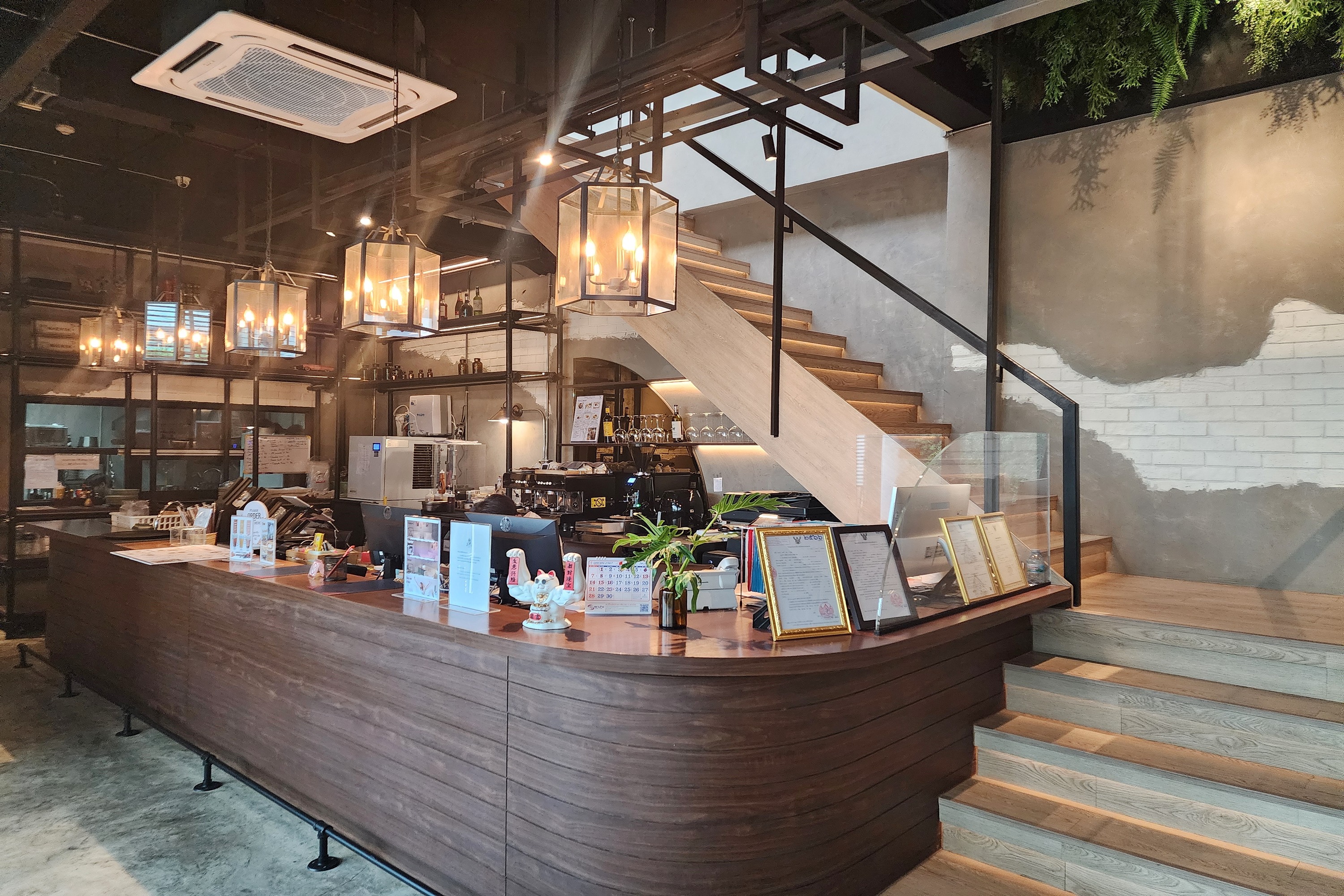 J Place Hotel by ZUZU 10/50