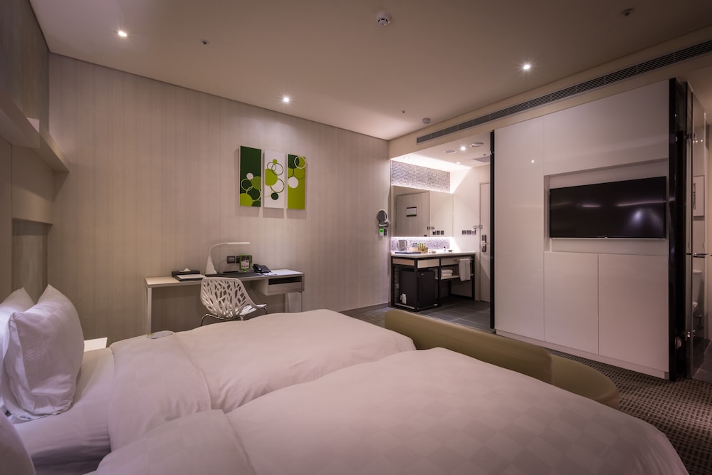 Sparkle Hotel 15/48
