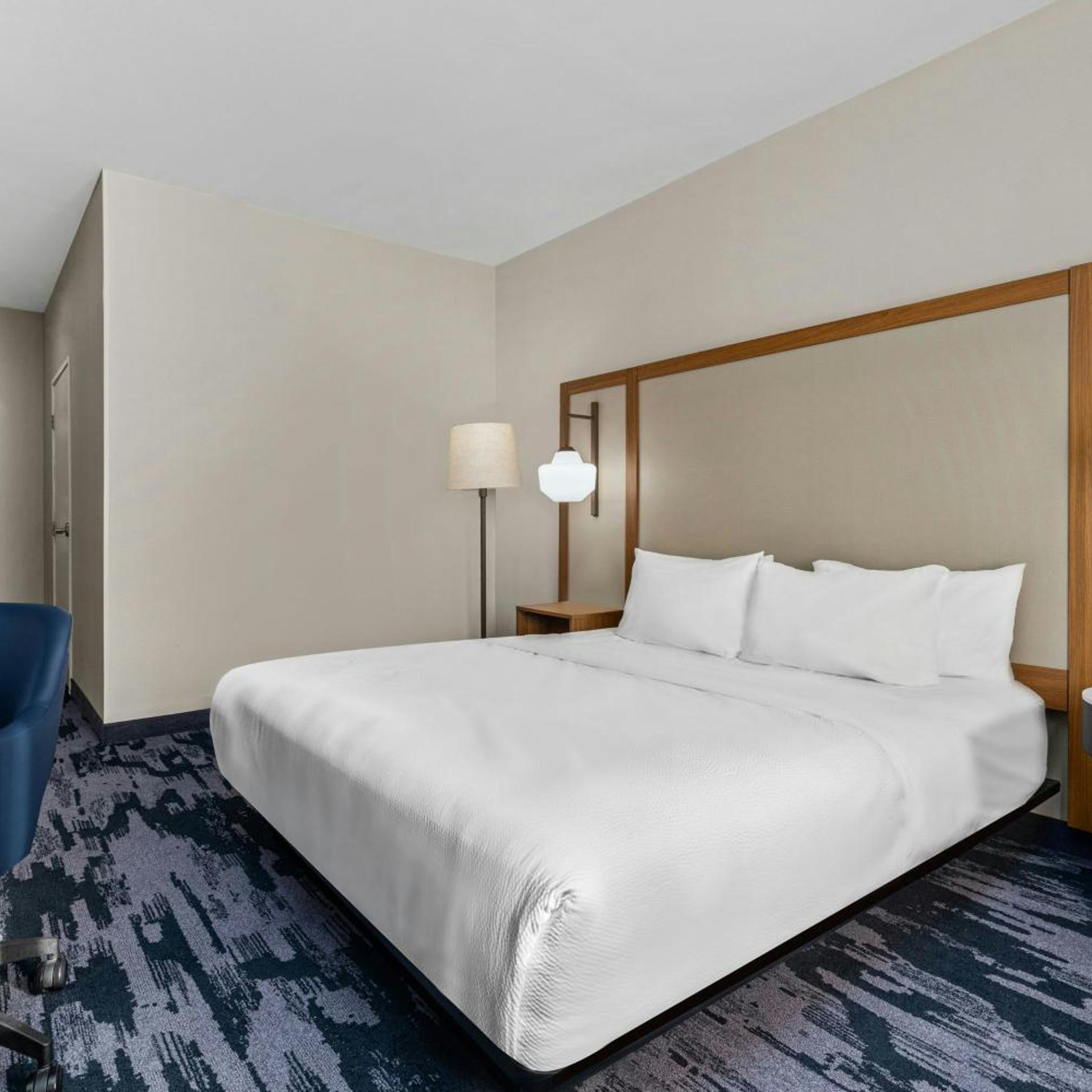 غرفة بسرير كينج بحوض استحمام لذوي الإعاقة، Fairfield Inn and Suites Billings 4/10