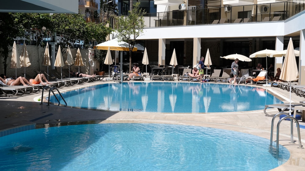 Monte Carlo Hotel 50/50