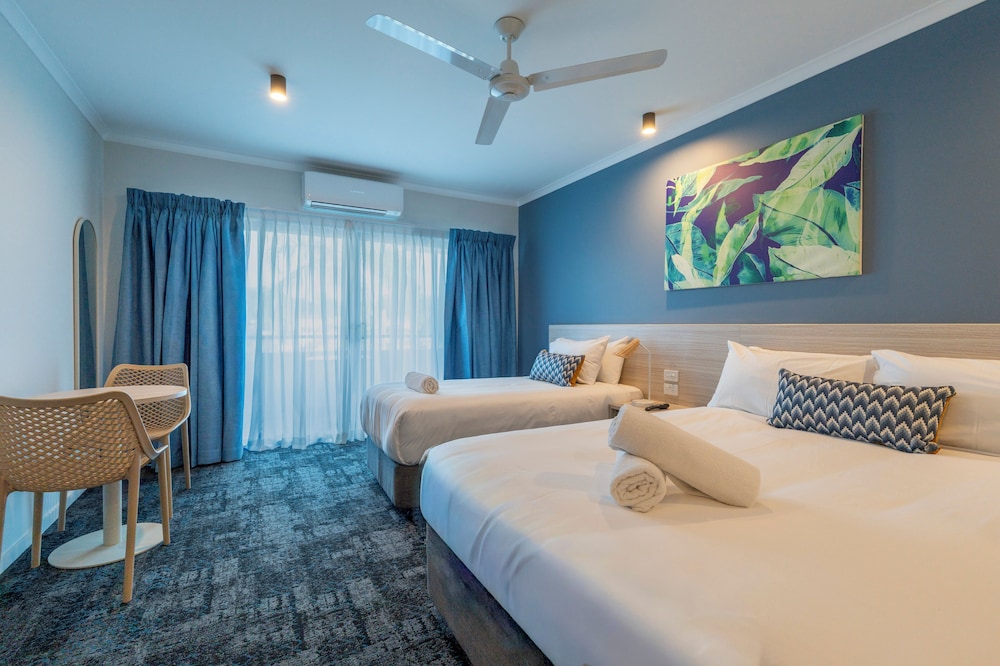 CONNECTING, FAMILY, QUEEN BED, SMALL