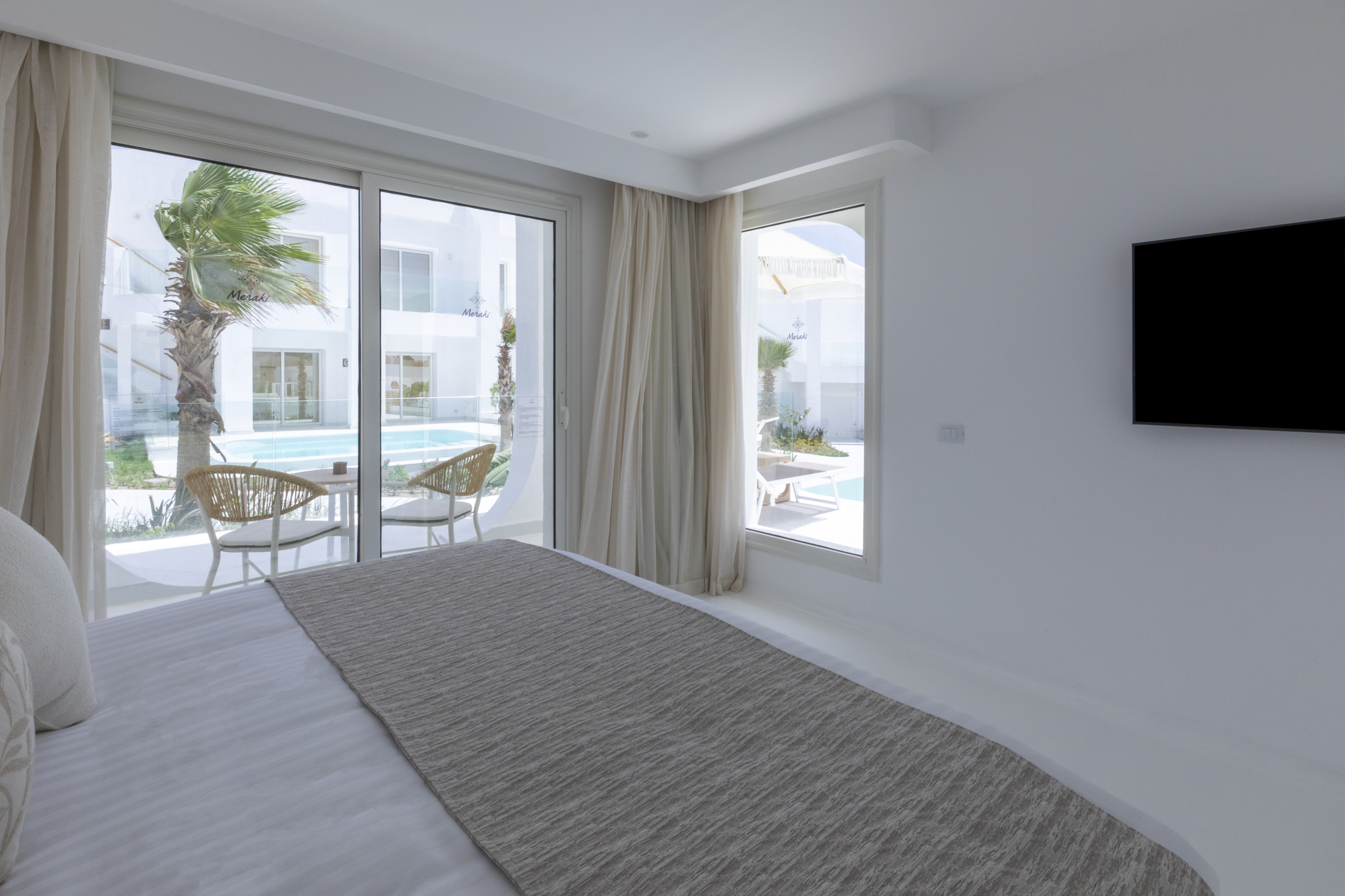 Party Never End, Pool, Suite