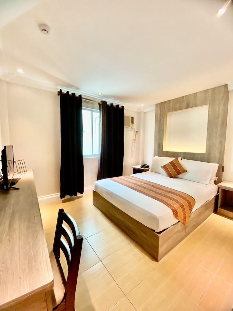 OYO 252 Hotel Euroasia 7/50