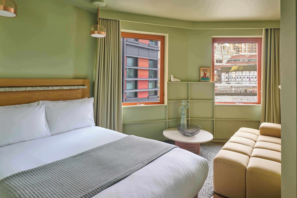 City, Studio, Queen Bed, River View