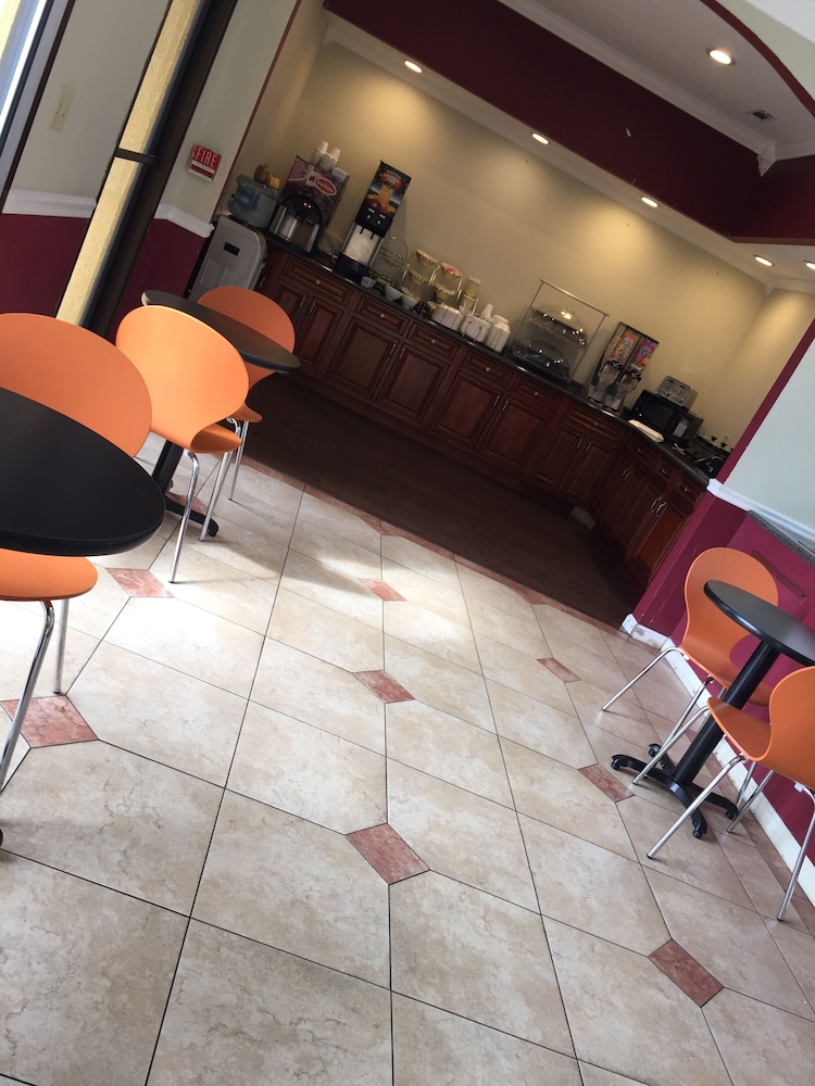Howard Johnson By Wyndham Dothan 23/25