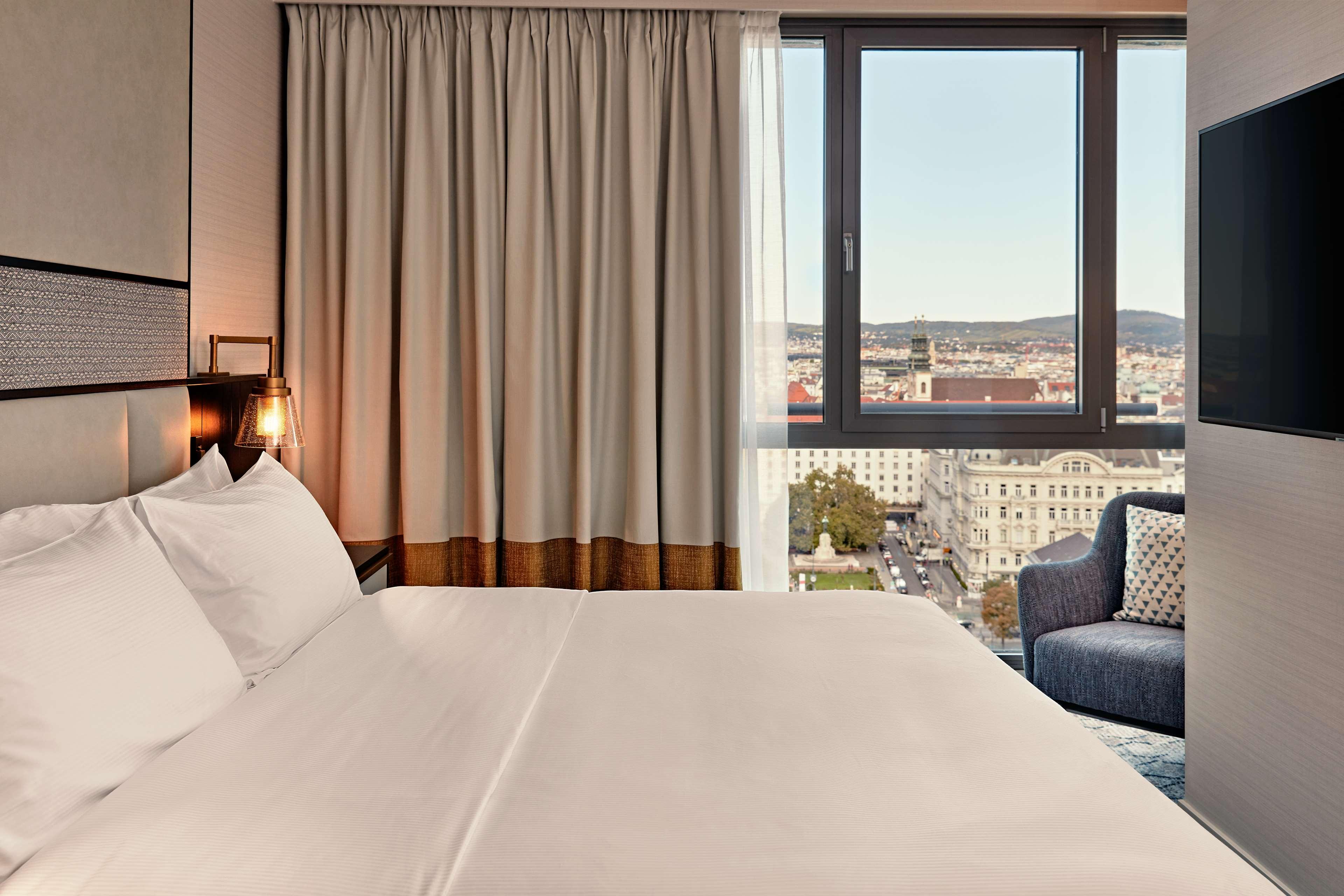 SUITE, KING BED, PARK VIEW, LOUNGE ACCESS