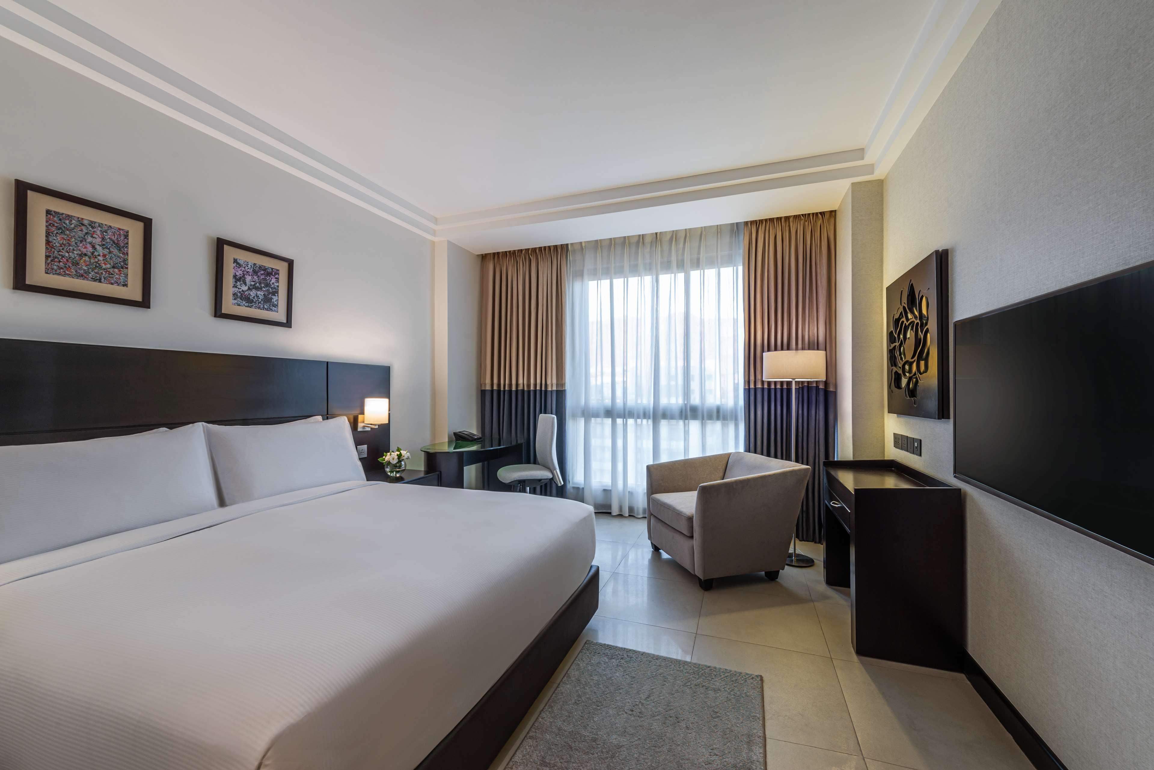 GUEST ROOM, KING BED, CITY VIEW, ACCESSIBLE