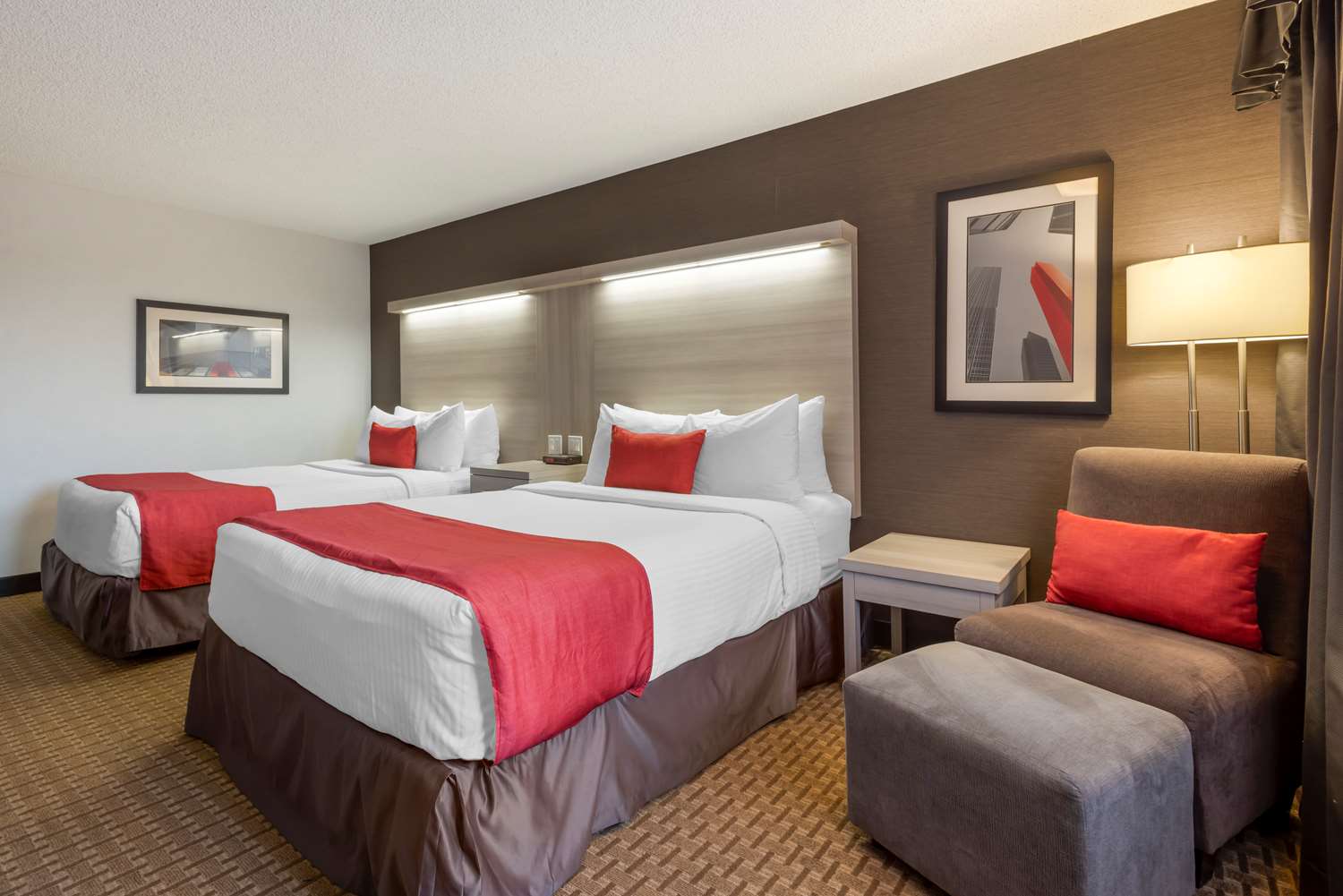غرفة بسريرين كوين يُسمح فيها بالحيوانات الأليفة، Village Park Inn Calgary 2/2