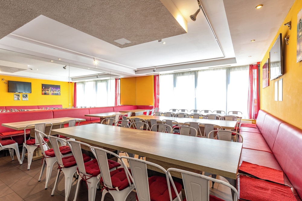 A T Holiday Hostel Wien 58/77
