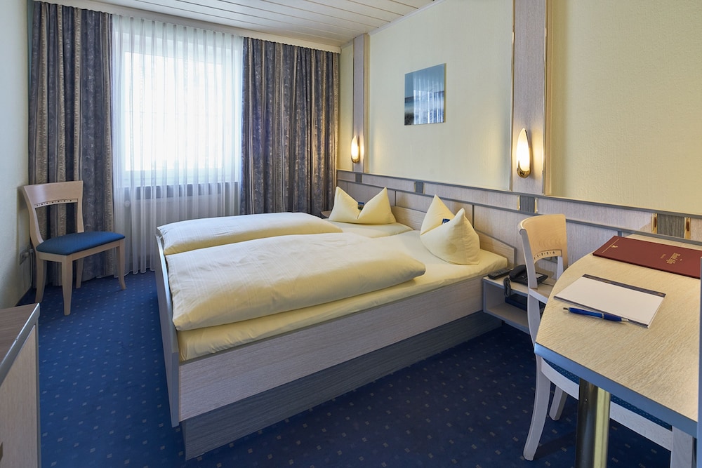ROOM, DOUBLE BED