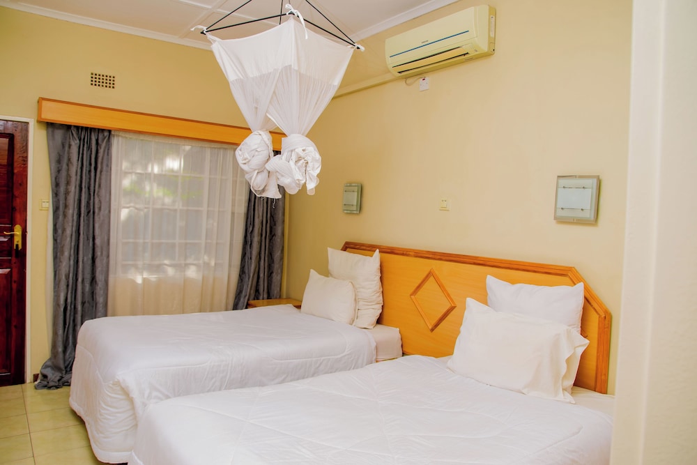 ROOM, TWIN BEDS