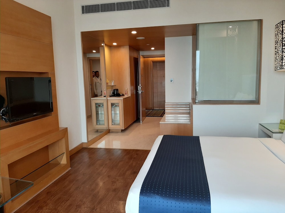 HOLIDAY INN AMRITSAR RANJIT AVENUE 14/44