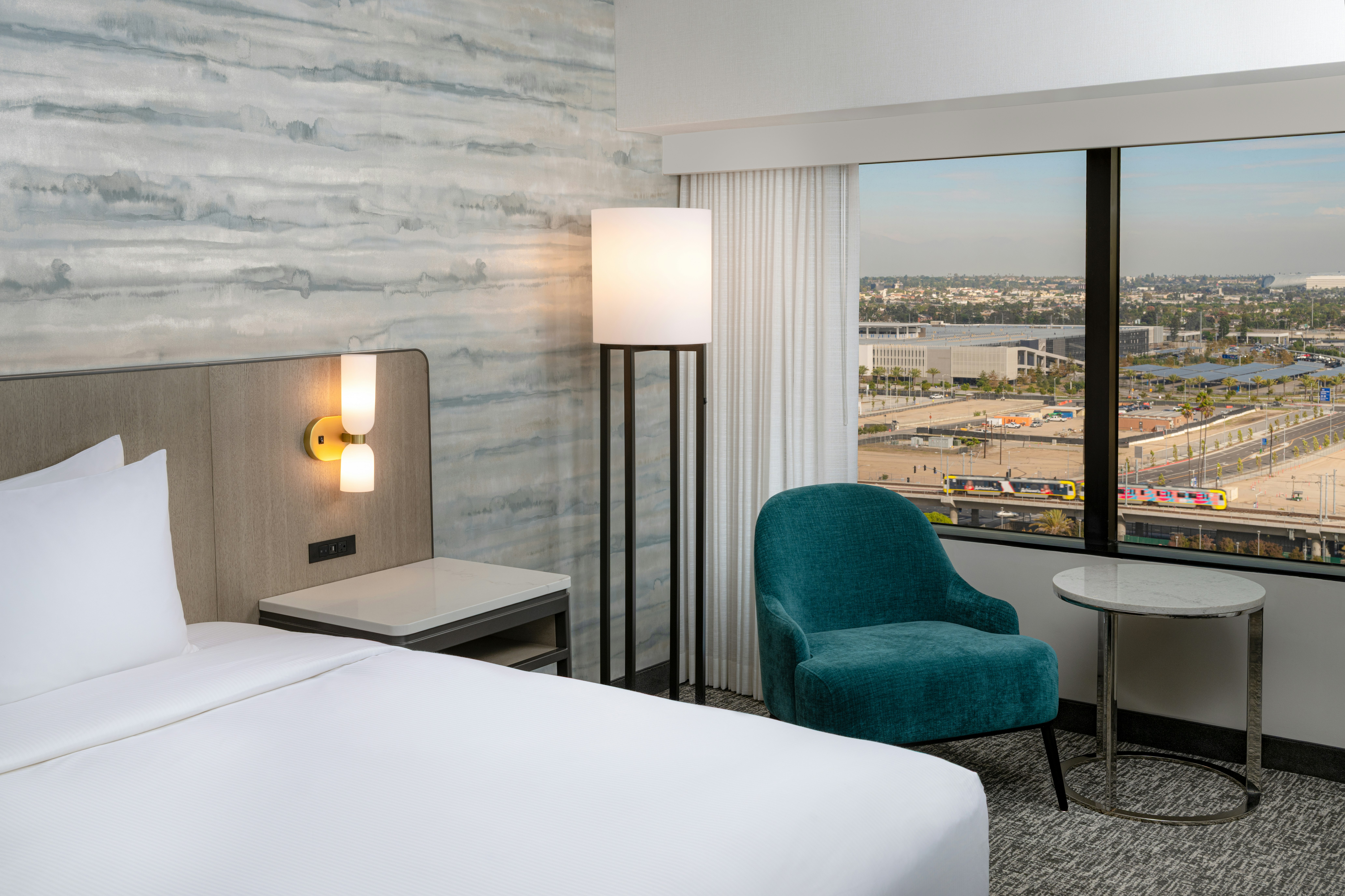 ROOM, KING BED, HIGH FLOOR, ACCESSIBLE