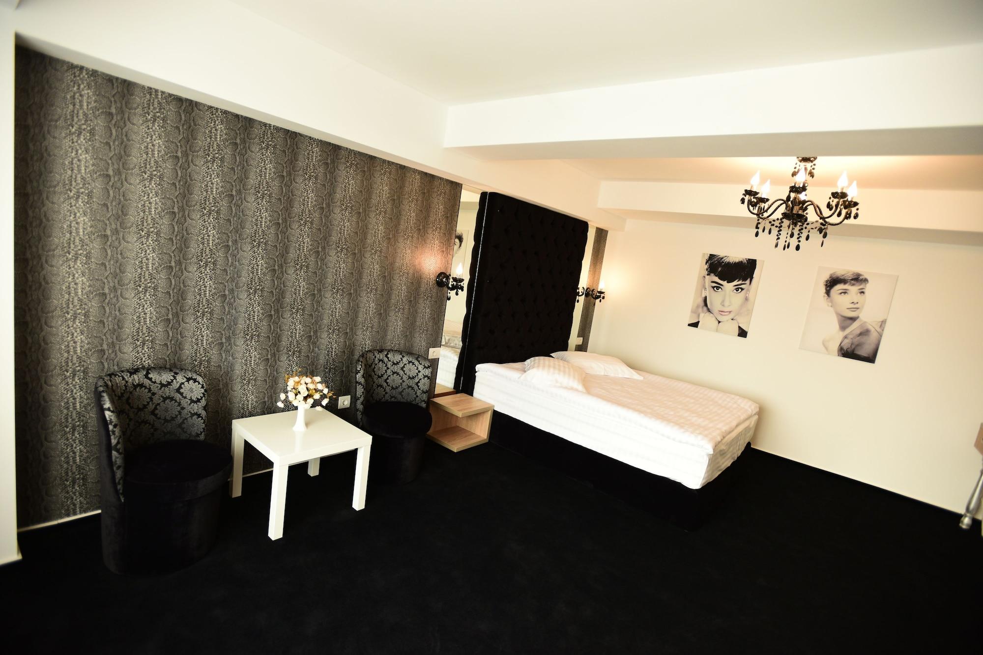 LA ROCCA BOUTIQUE 4/45