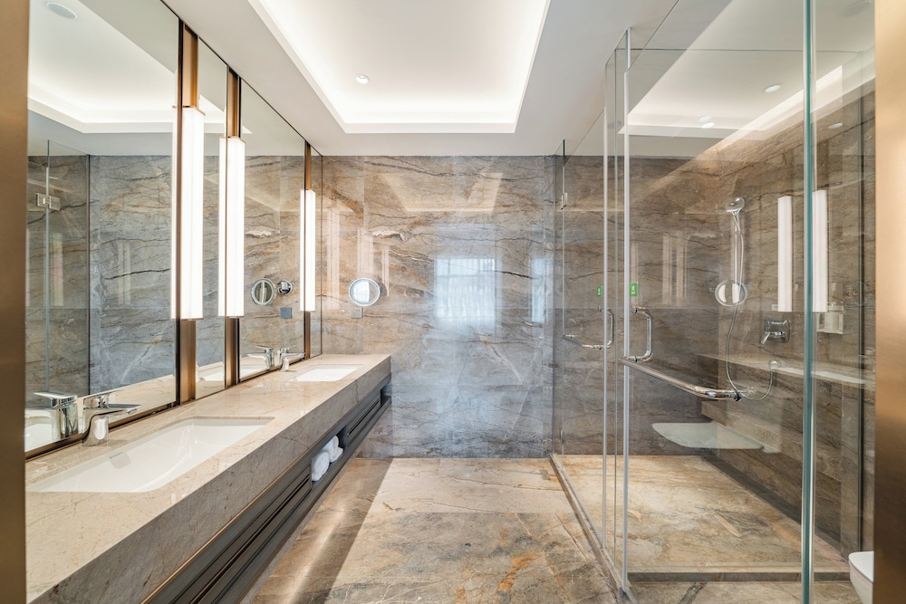 Suite, King Bed, West Wing