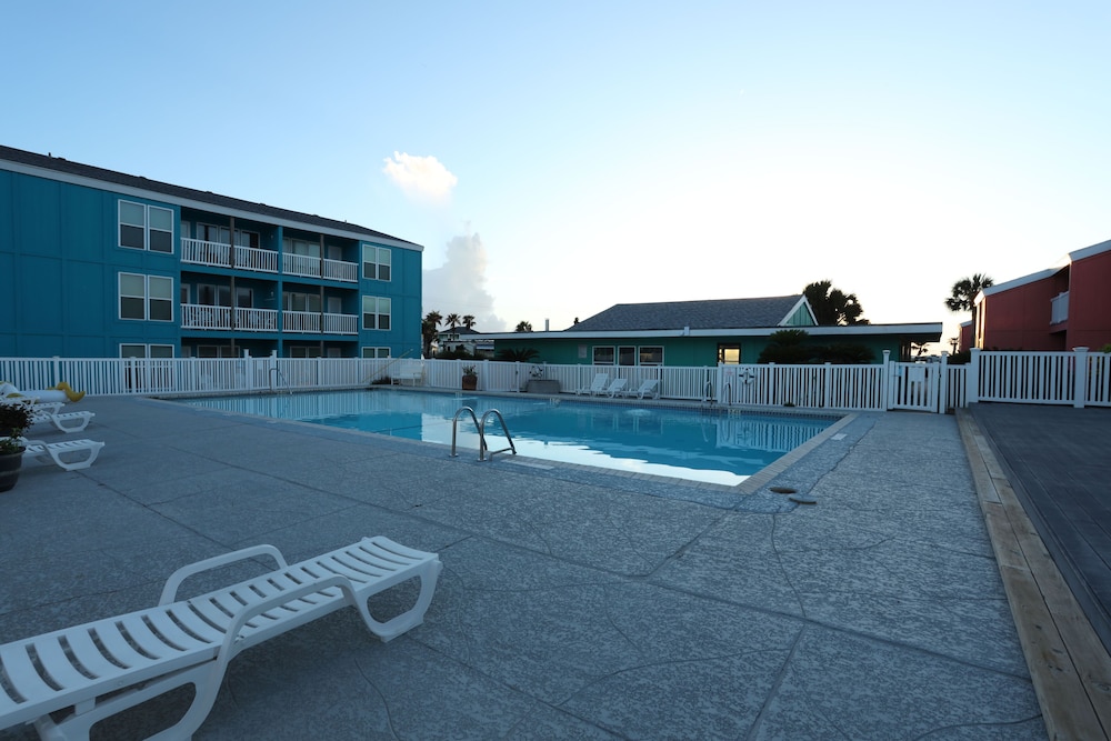 Executive Keys Condominiums on the Beach 51/66
