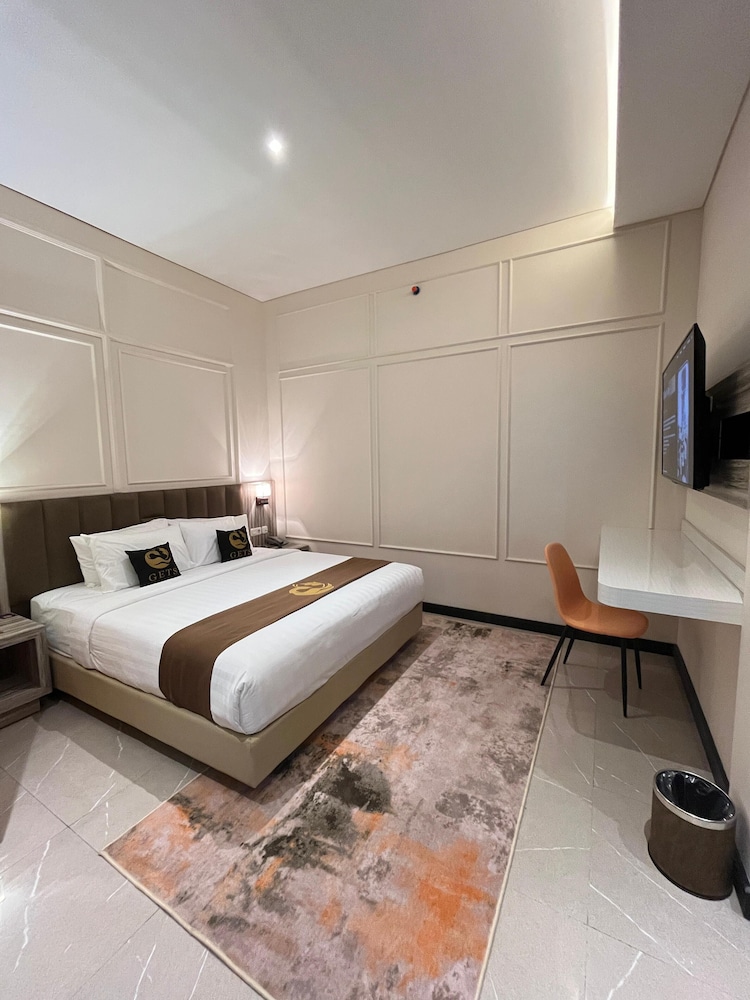FAMILY SUITE, KING BED, TRUNDLE BED
