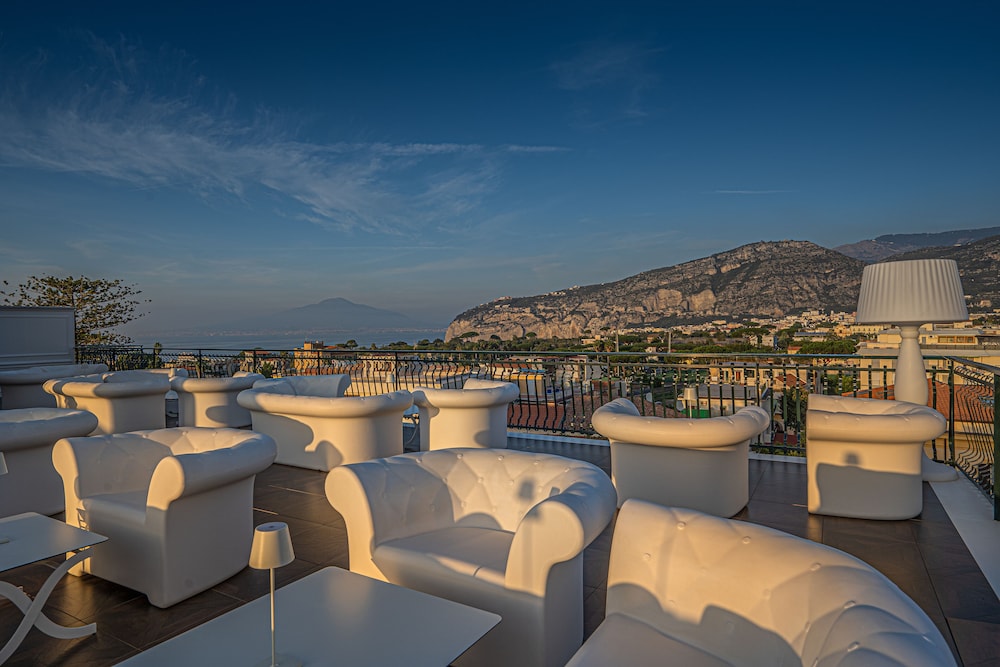 Majestic Palace Sorrento, Curio Collection by Hilton 2/56