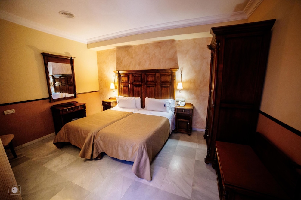 ROOM, TWIN BEDS