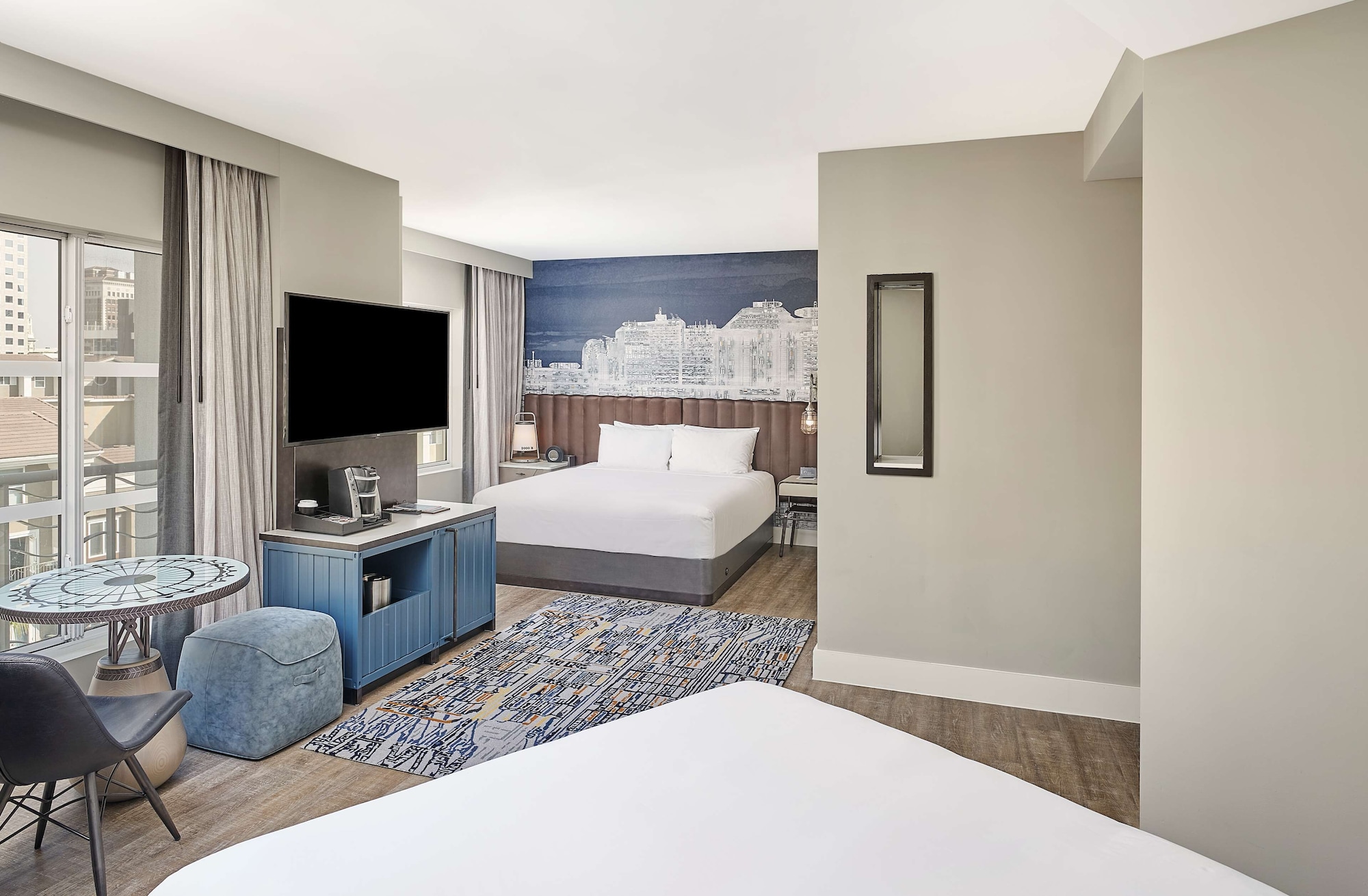 DELUXE, KING AND QUEEN BED