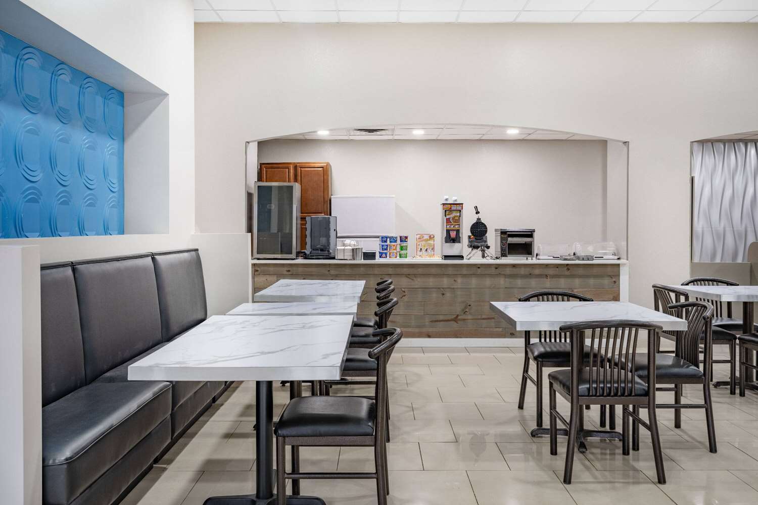 Days Inn and Suites By Wyndham Niagara Falls/Buffalo 29/40
