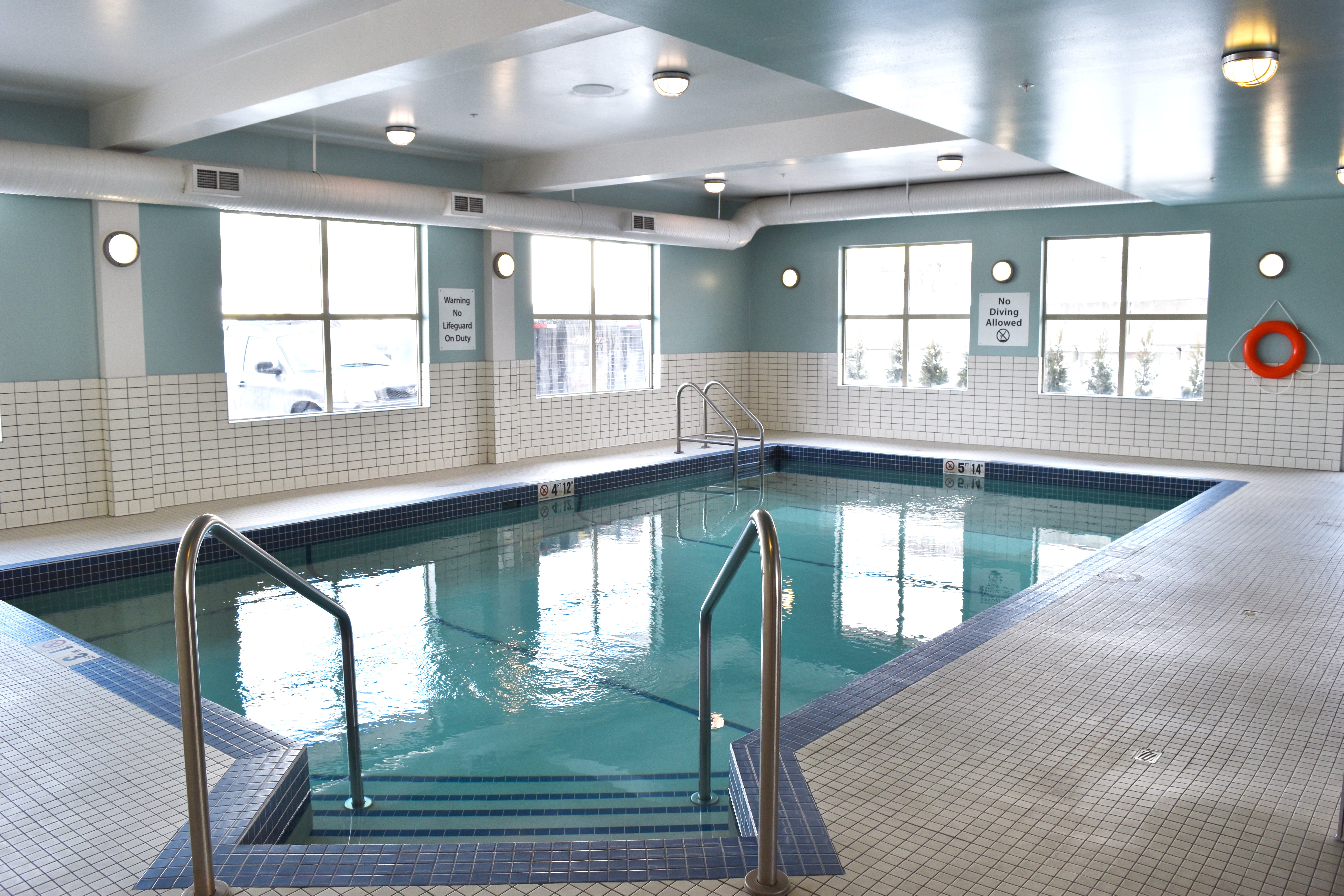 HOLIDAY INN EXPRESS GOLDEN KICKING HORSE 48/75