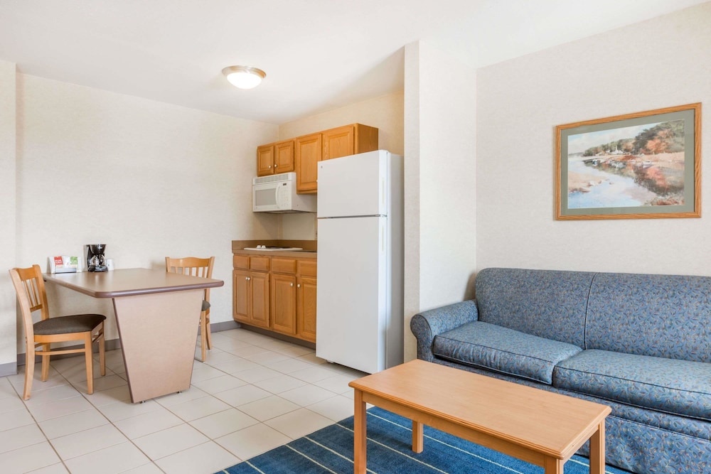 Days Inn & Suites By Wyndham Bridgeport - Clarksburg 25/42