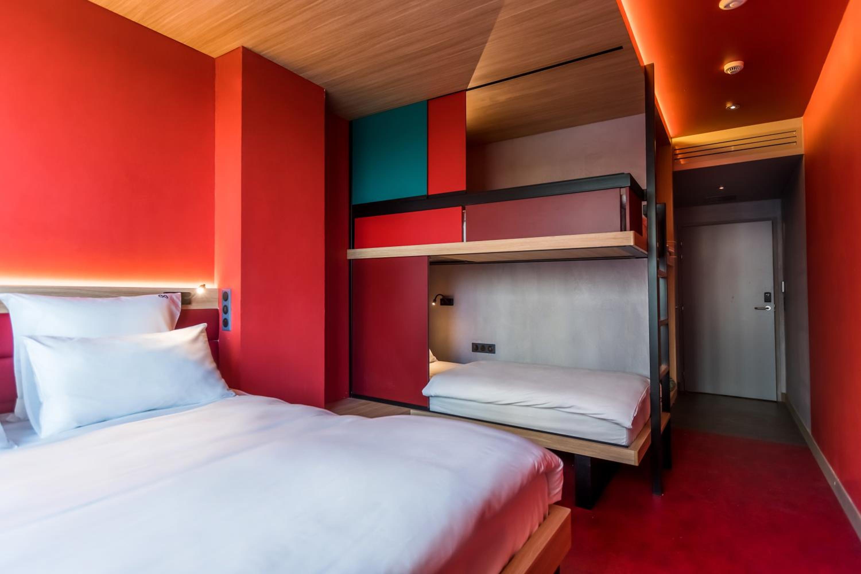 ROOM, QUADRUPLE, PRIVATE BATHROOM