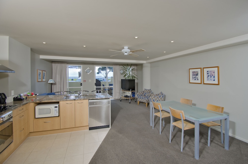The Pavilions Beachfront Apartments 62/76