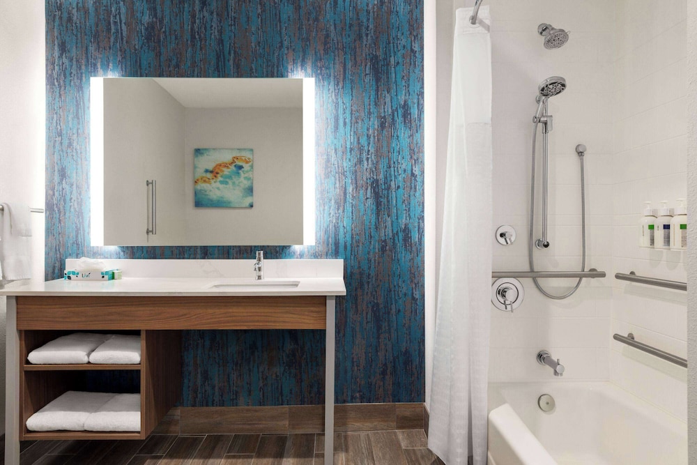 La Quinta Inn & Suites by Wyndham Austin South 52/53