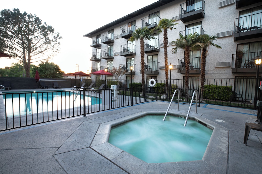 Oxnard Inn Lancaster, CA 28/59