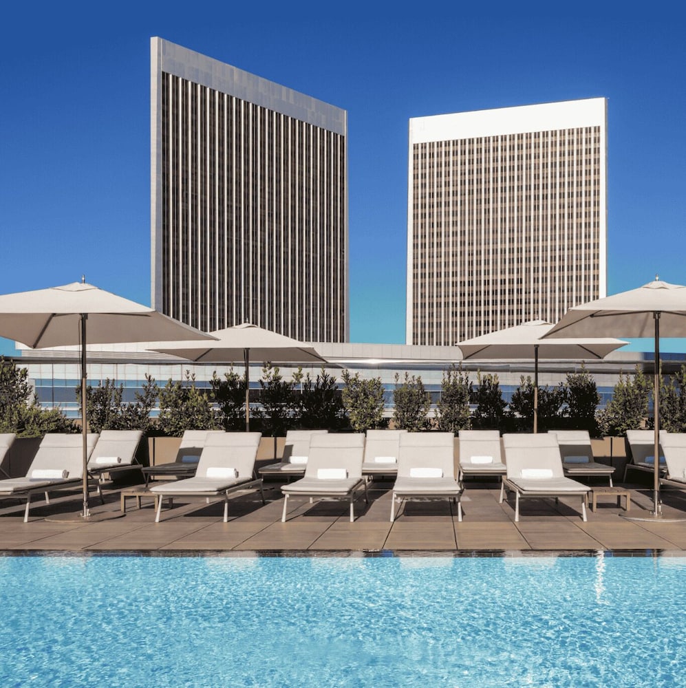 Fairmont Century Plaza Gold Experience 70/73
