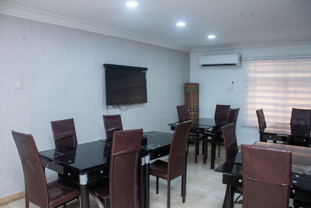 Mayors Diplomat Suites Opebi 34/48