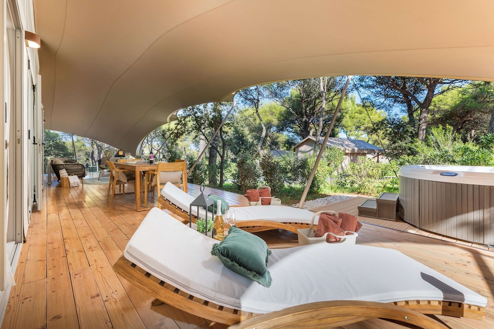 Arena One 99 Glamping 19/50