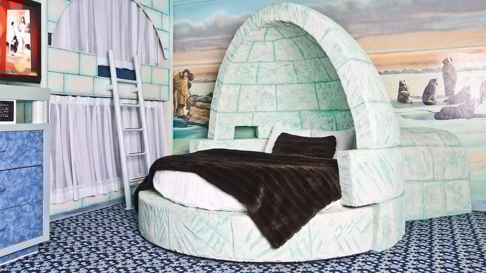 Fantasyland Hotel 37/84