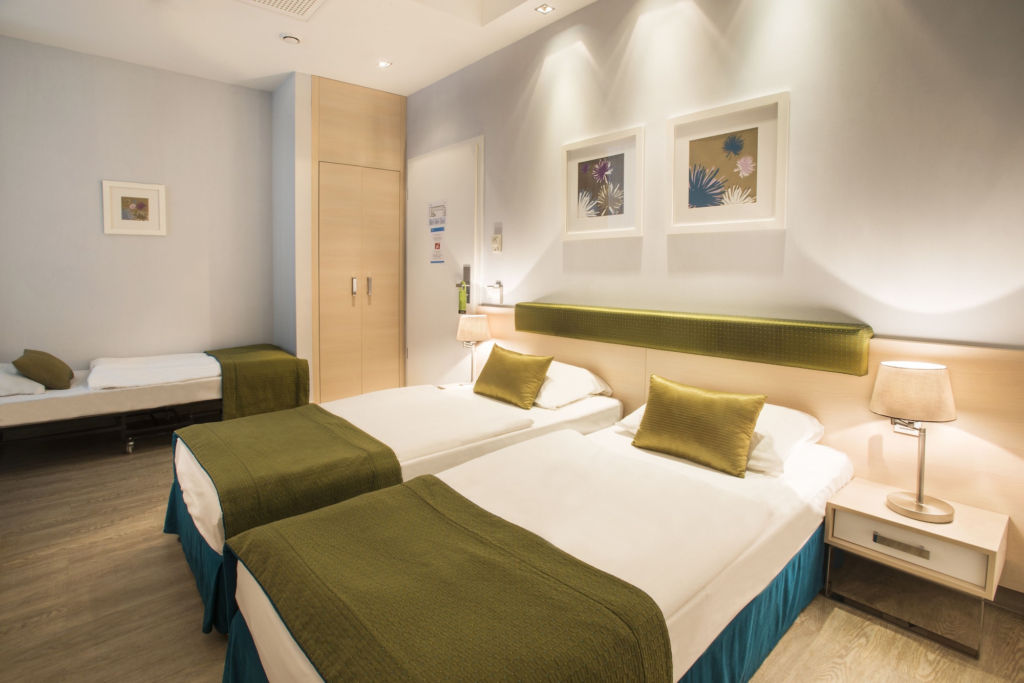 غرفة بثلاثة أسرّة مع سرير إضافي، Atrium Hotel by Mellow Mood Hotels 6/10
