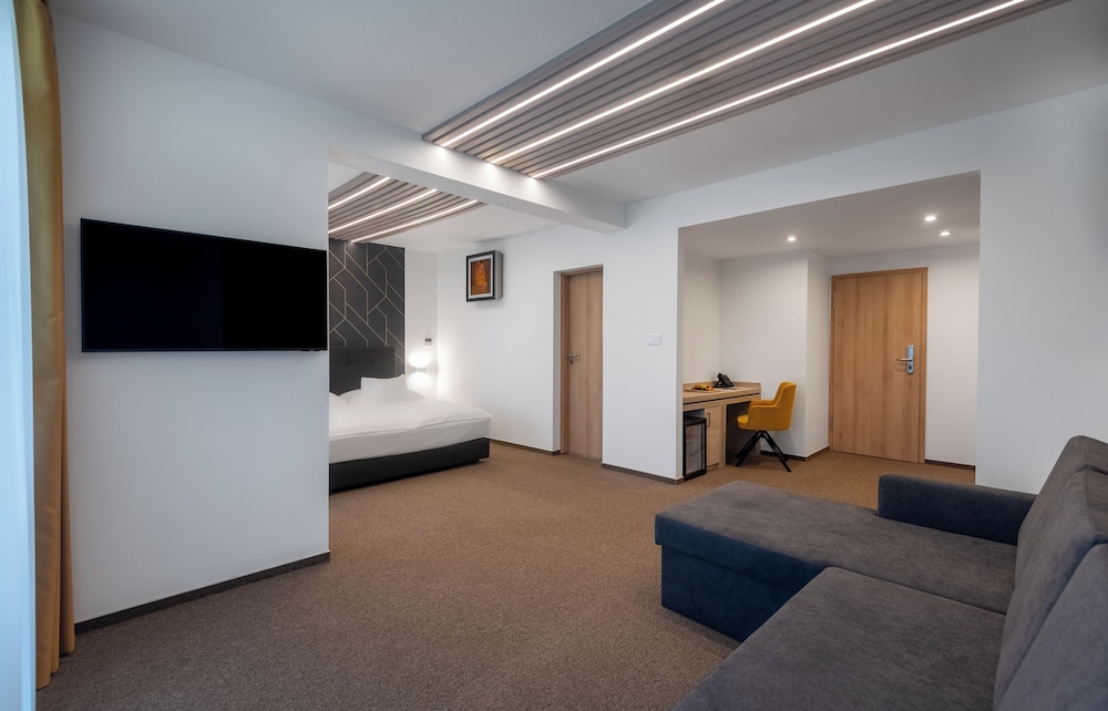 HUNGUEST HOTEL HELIOS 38/56