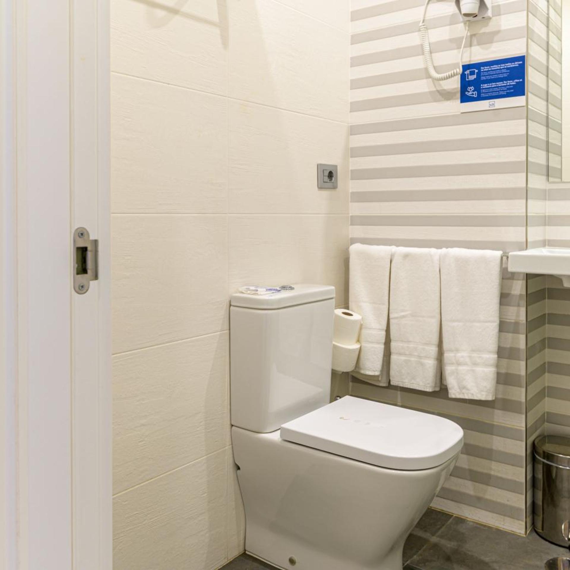 غرفة ثلاثية، Hotel Altiana 8/10