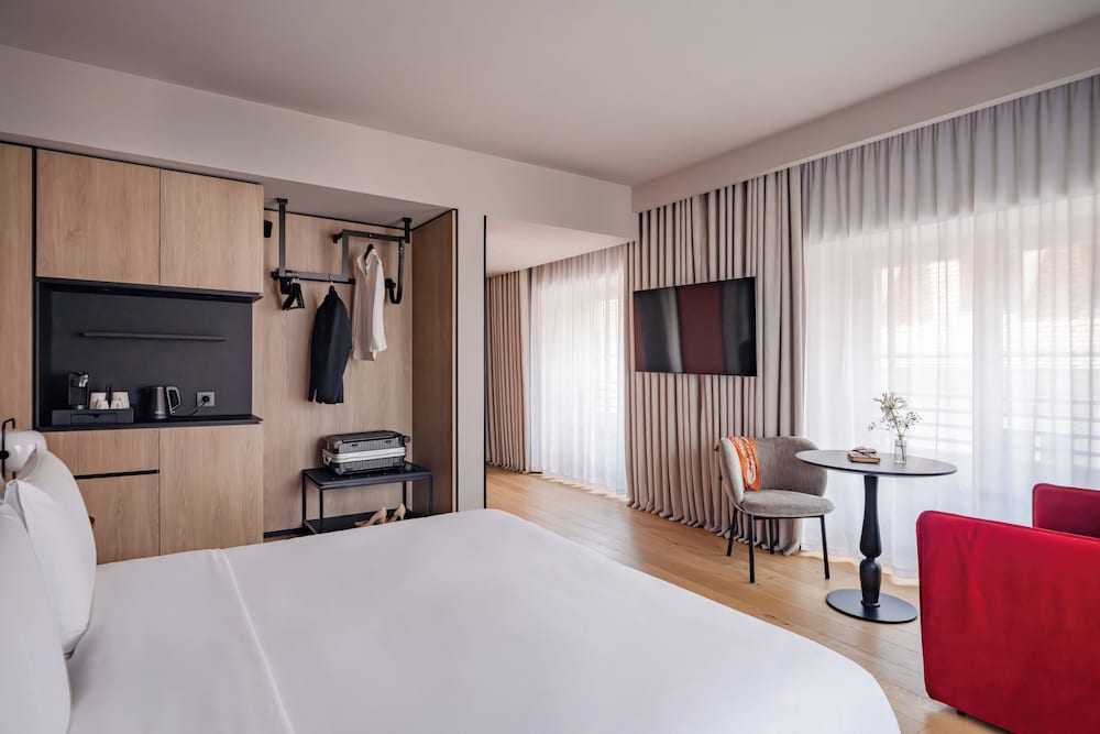 Leonor Hotel 3/46