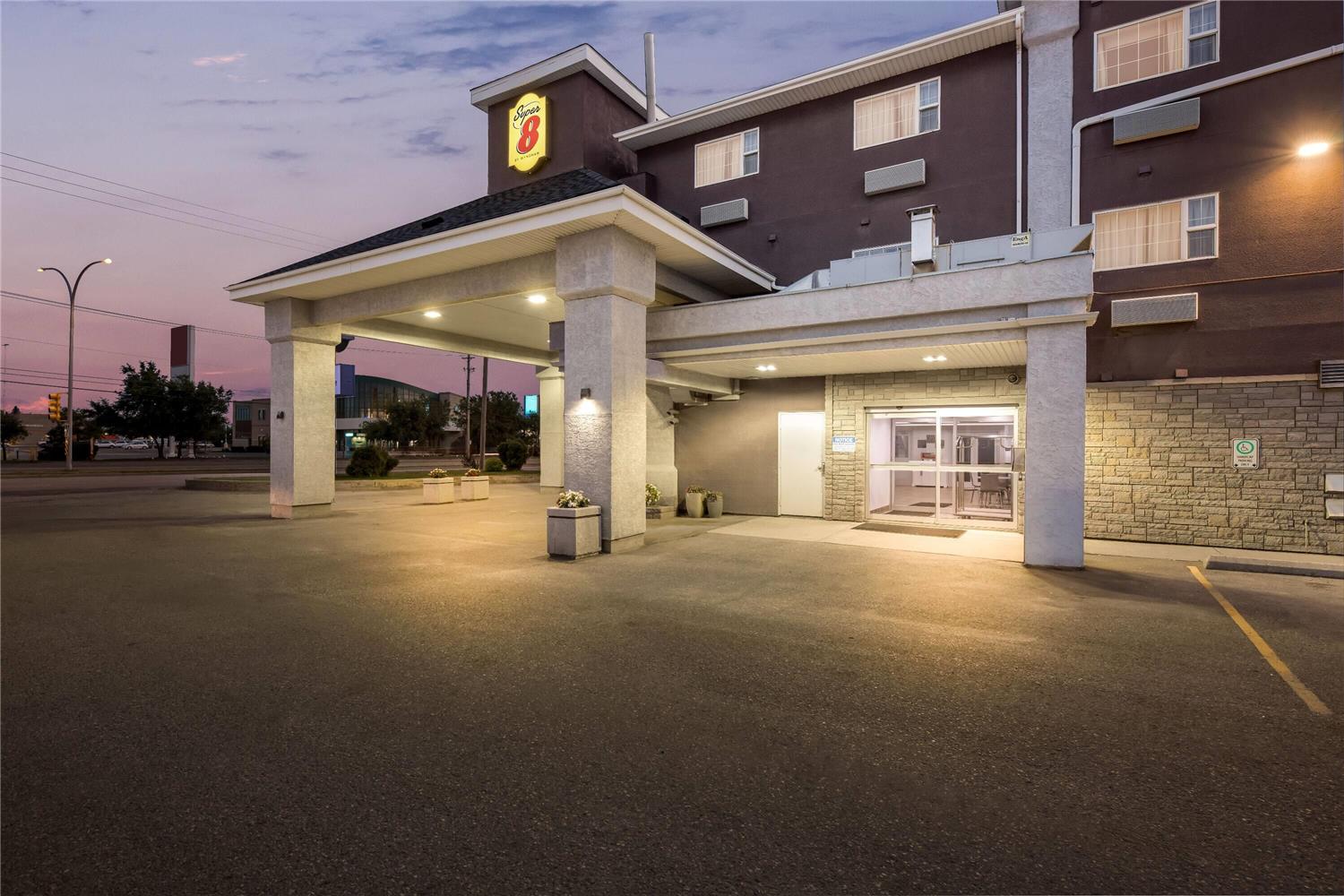 Super 8 By Wyndham Saskatoon Near Saskatoon Airport 2/6
