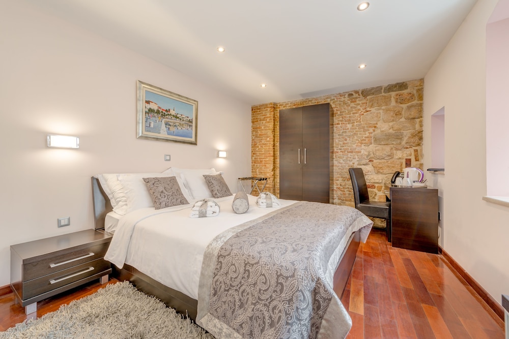 DELUXE, DOUBLE BED