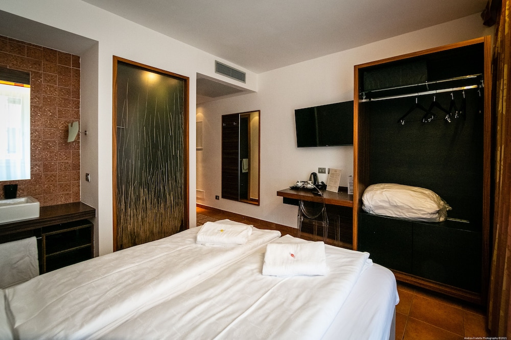 BUSINESS, QUEEN BED, CITY VIEW