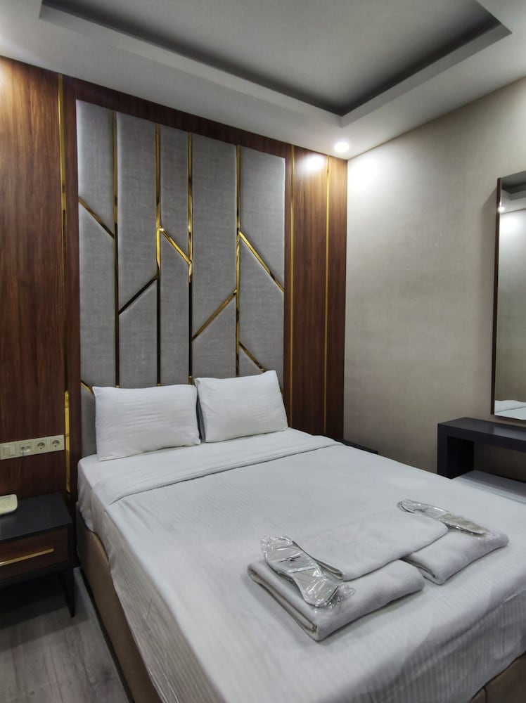 The Golden Pera's Hotel 11/50