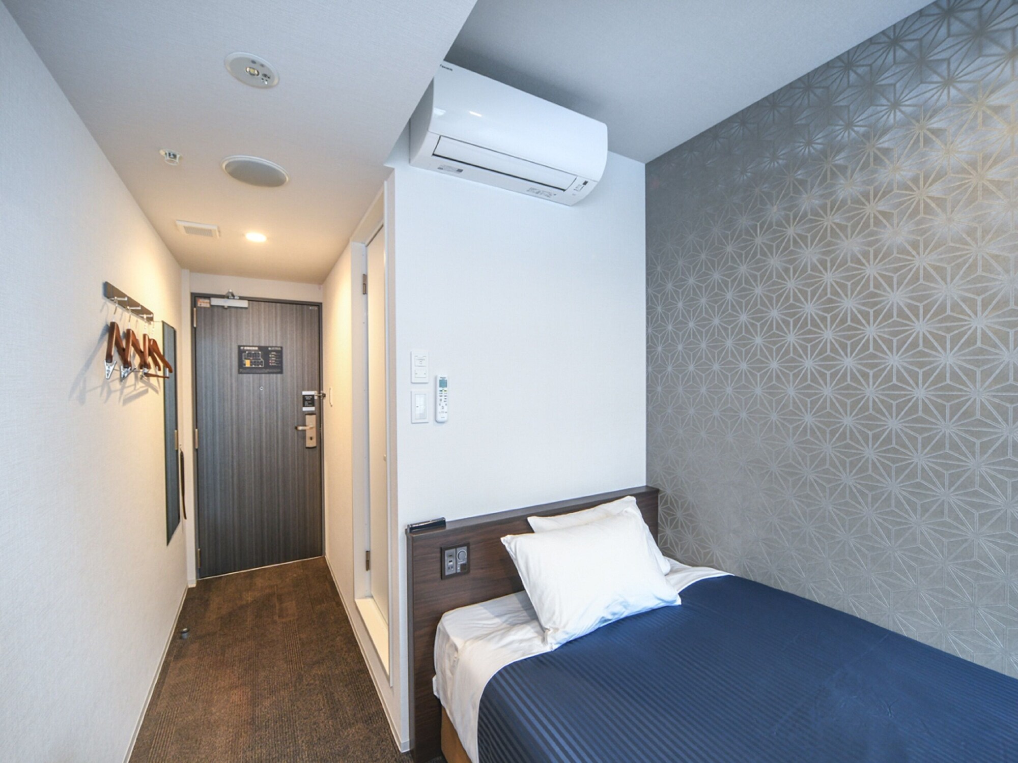 ROOM, SINGLE