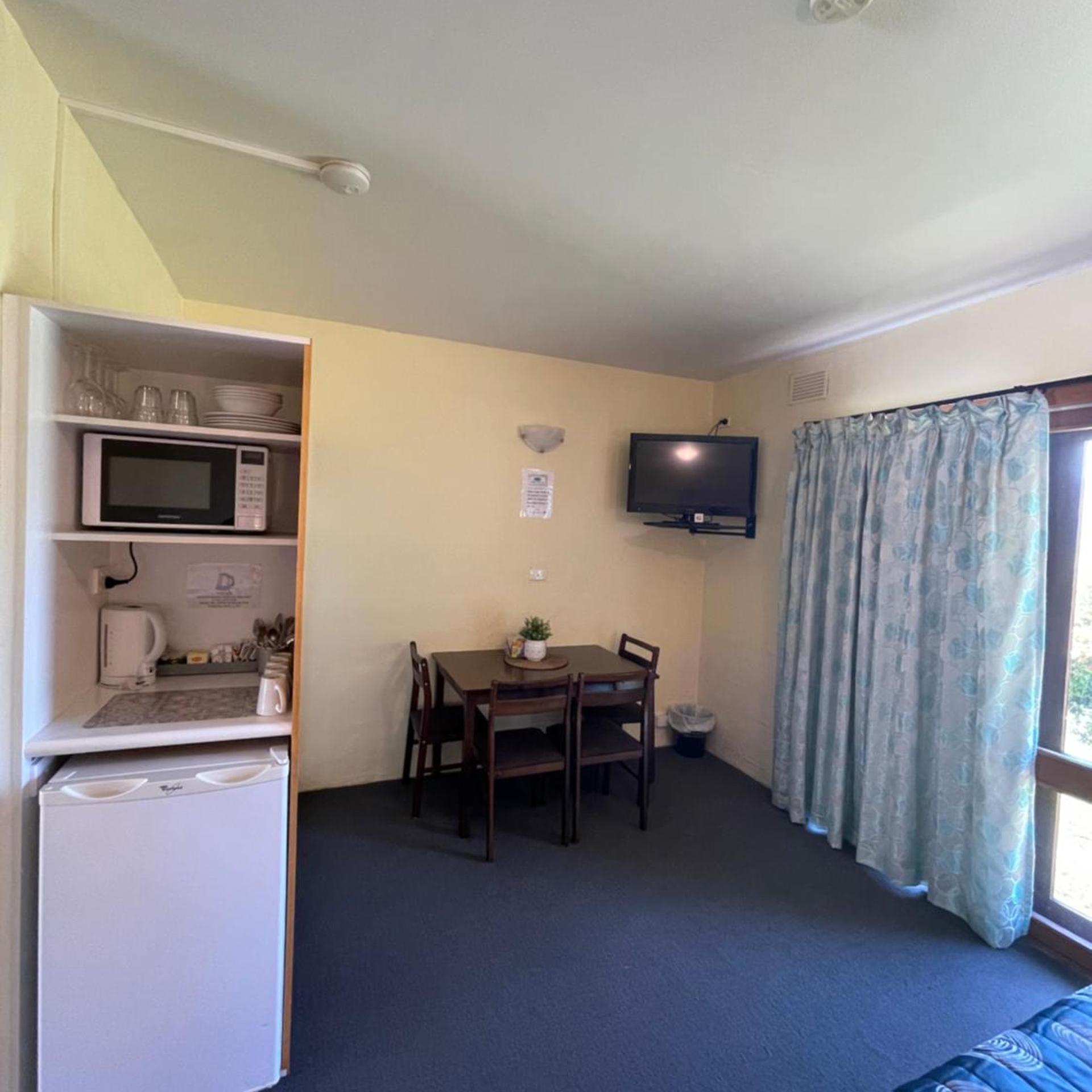MOUNTAIN CREEK MOTEL 15/50